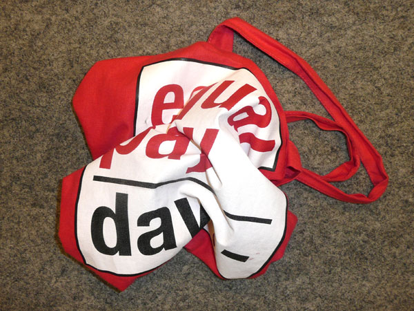 Zerknüllte rote Tasche mit Aufschrift Equal Pay Day