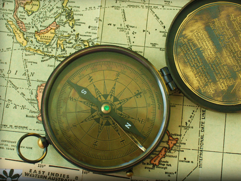 Alter Kompass auf einer Weltkarte