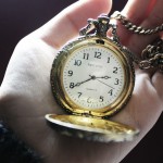 alte schöne Uhr in geöffneter Hand