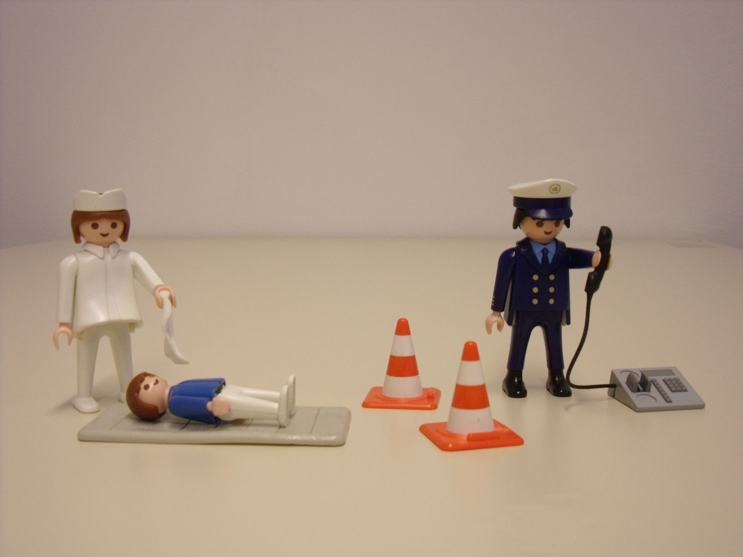 Playmobilfiguren: Polizist und Krankenschwester