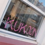 Fenster mit Schrift: Kukoon