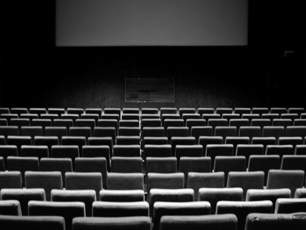 Leerer Kinosaal in schwarz-weiss