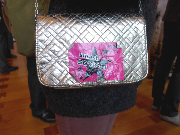Handtasche mit pink Sticker "smash sexism"