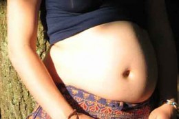 nackter Bauch einer Schwangeren