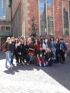 Zu sehen ist ein Gruppenfoto vor den Bremer Stadtmusikanten