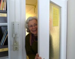 Andrea schaut durch die Tür ins Büro