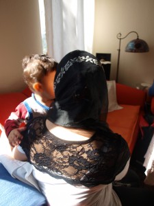 Rückenansicht einer jungef Frau mit Kind