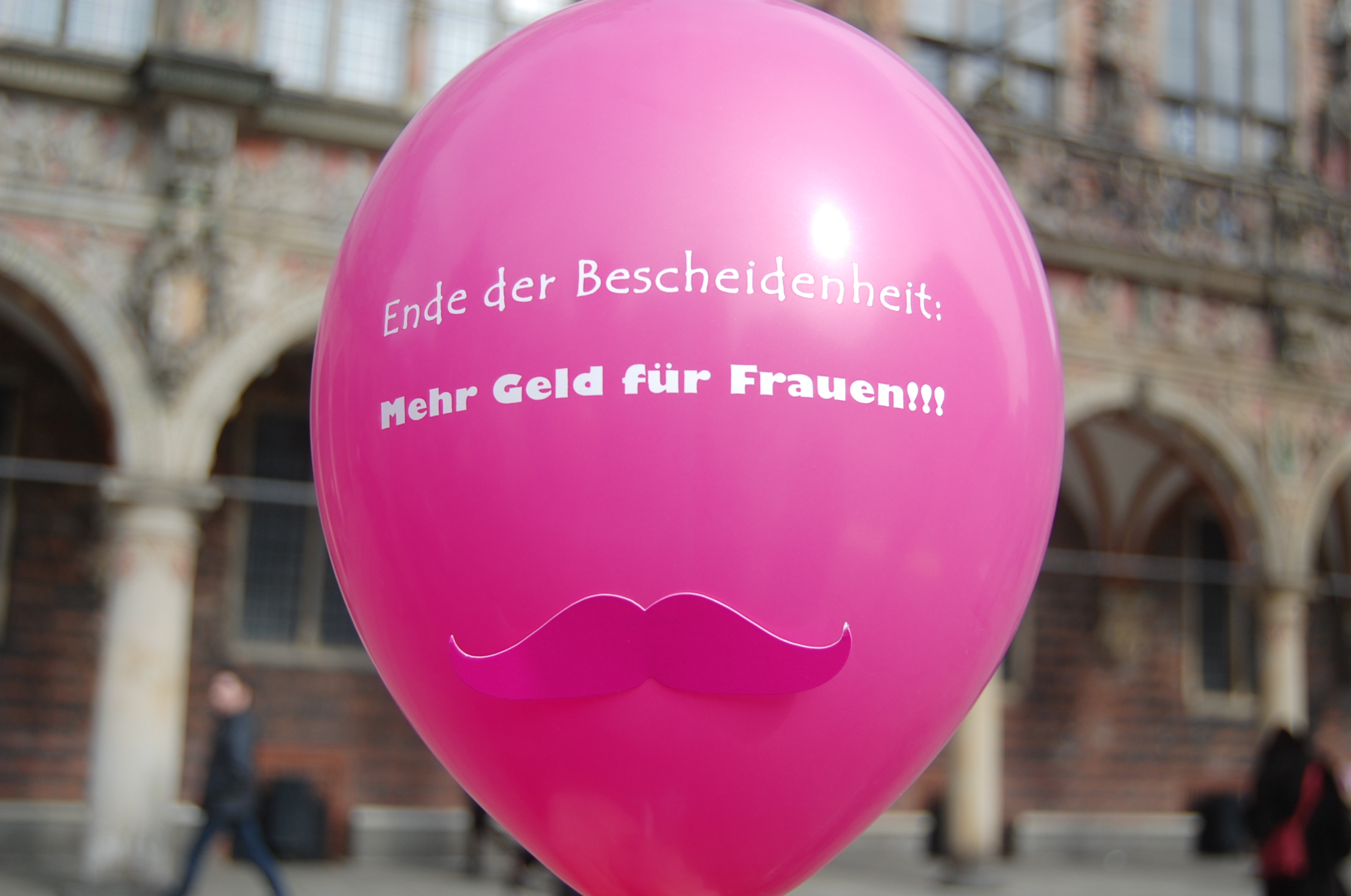 pinker Luftballon mit Schnurrbart und Aufschrift