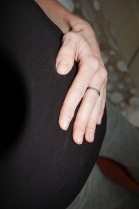 Hand auf schwangerem Bauch kurz vor der Geburt