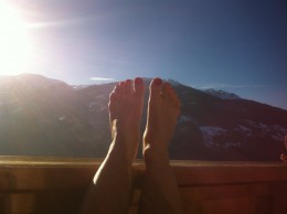 Hochgelegte Füße vor Sonnenaufgang in den Bergen