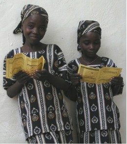 Zwei Mafa Mädchen mit Schulunterlagen