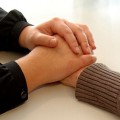 Menschen mit Demenz, Zwei Hände halten eine andere Hand