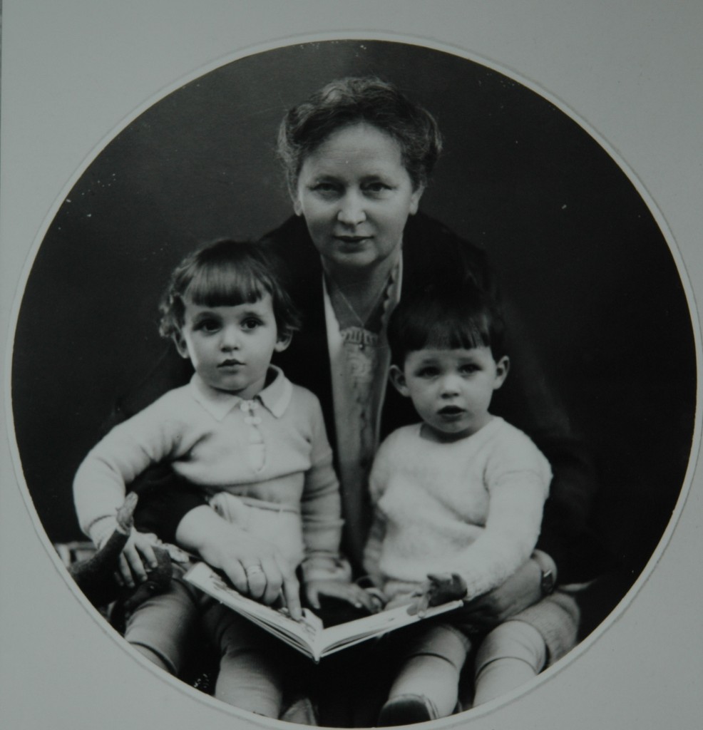 Louise Ebert im Porträt mit zwei Enkelkindern und einem Kinderbuch