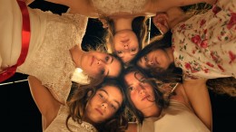 fünf türkische Mädchen stecken die Köpfe zusammen