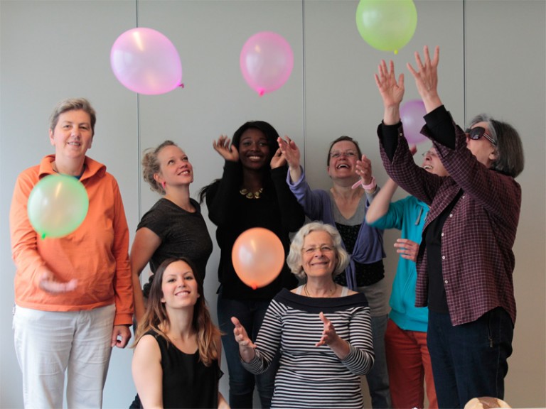 Eine Gruppe von Frauen mit bunten Luftballons