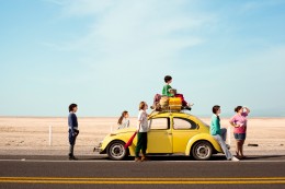 Mutter mit fünf Kindern und gelbem Auto auf der Straße