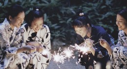 vier junge Japanerinnen mit Wunderkerzen