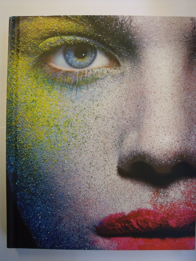 Das Cover von Lisa Eldridges Buch Face Paint mit einem starken, bunt geschminkten Gesicht
