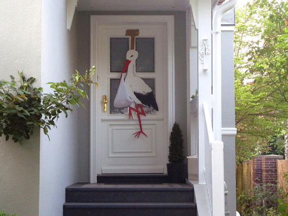 Hebammen Storchenfigur an einer Haustür