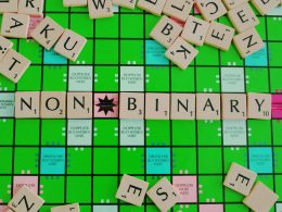 Ein Scrabble-Spielbrett mit dem Wort non-binary