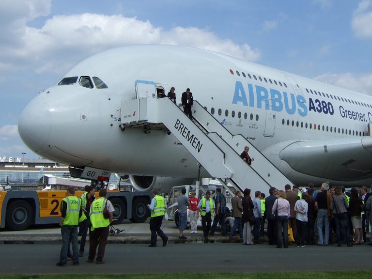 Airbus am Boden mit Besuchern