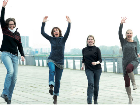 Vier Frauen machen einen Luftsprung