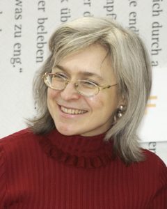 Anna Politkovskaja in einem roten Rollkragenpulli
