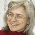 Anna Politkovskaja in einem roten Rollkragenpulli