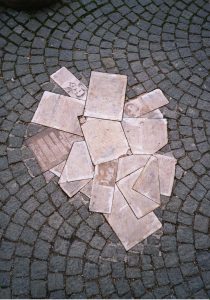 Sophie Scholl, Flugblätter liegen auf einem Haufen auf dem Boden. 