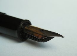 Schwarzer Füller mit silbernem Kopf liegt in Großaufnahme auf einem Blatt Papier