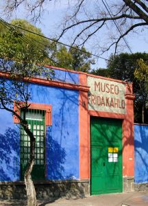 Frida Kahlos Geburtstshaus. Heute Museum. Blaues kleines Haus mit grüner Tür.