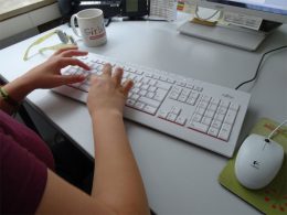 Hände an einer Tastatur, zur Kampagne #schweigenbrechen