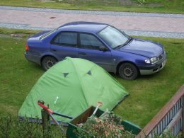 grünes Zelt und blaues Auto