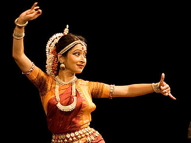 indische Tänzerin in traditionellen, farbenreichen Gewandt, orange