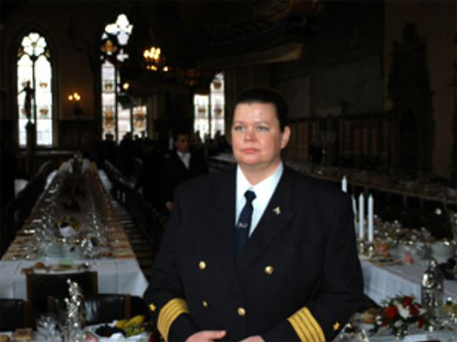 Barbara Massing, Kapitänin in Uniform mit dunklen Haaren in festlich geschmücktem Saal