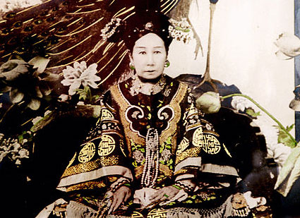 eine Asiatin in kaiserlicher Kleidung
