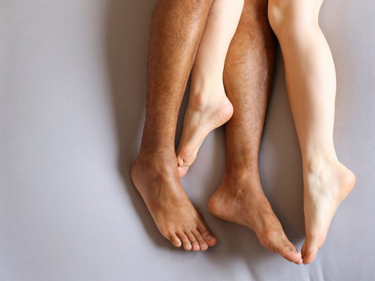Nackte Unterschenkel und Füße eines Paares