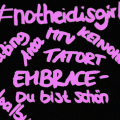 schwarzer Hintergrund, in pinker Schrift stehen folgende Wörter, die mit der Schauspielerin Nora Tschirner in Verbindung gebracht werden können: #notheidisgirl, Tatort, Embrace- Du bist schön, Keinohrhasen, etc.