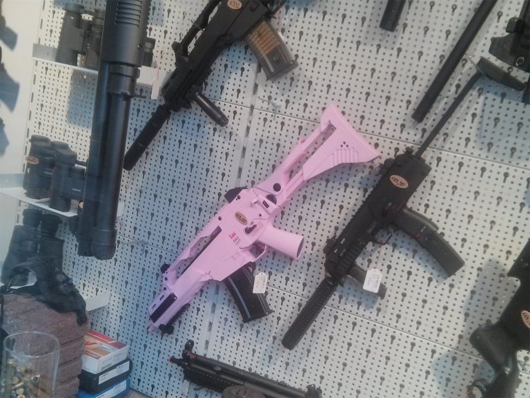 Schnellfeuerwaffe in rosa