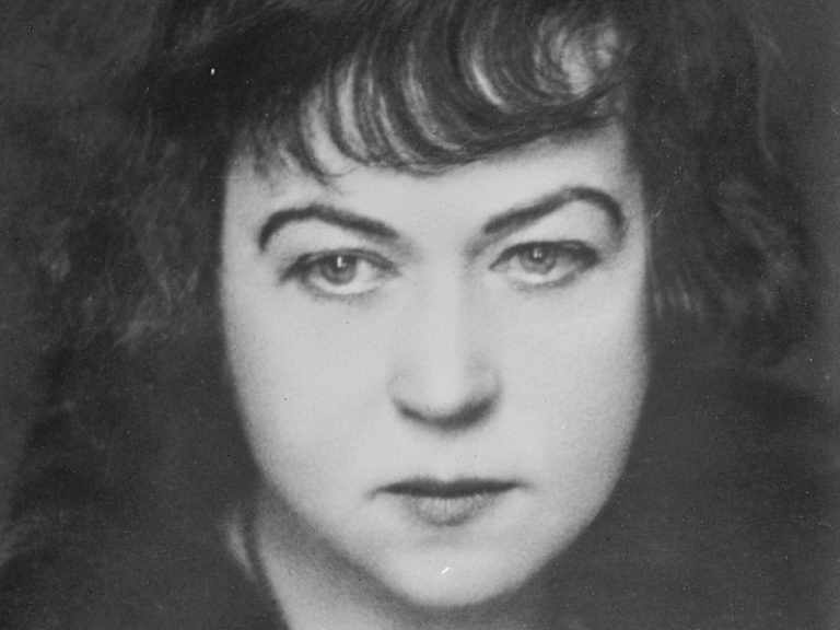 schwarz-weiß Fotografie von einer ernst schauenden Frau, Alexandra Michailowna Kollontai