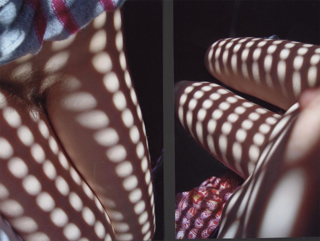 Zwei Fotos von nackten Körpern mit einem Schattenspiel auf der Haut