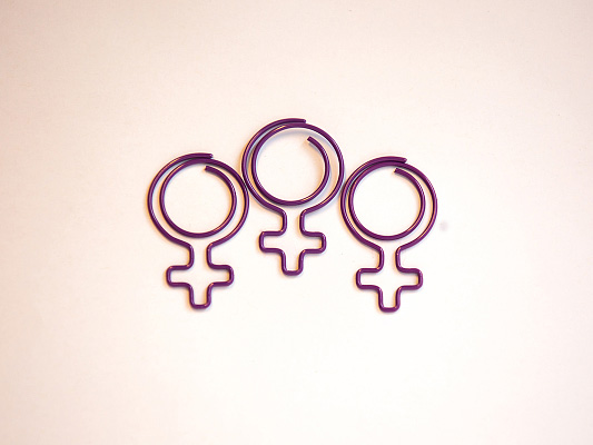 Drei lila Klammern in Form eines Frauenzeichens