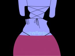 Abstrakte Zeichung des Rückens einer Frau; der Körper ist fliederfarben und trägt symmetrische Tätowierung kurz oberhalb des Steißbeins in hellblau. Daran schließt sich ein pinkfarbener Bereich an, der eine Hose darstellen soll. Der Hintergrund ist schwarz.