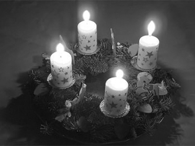 Weihnachts-Depression, Adventskranz, schw/weiss, mit vier brennenden Kerzen