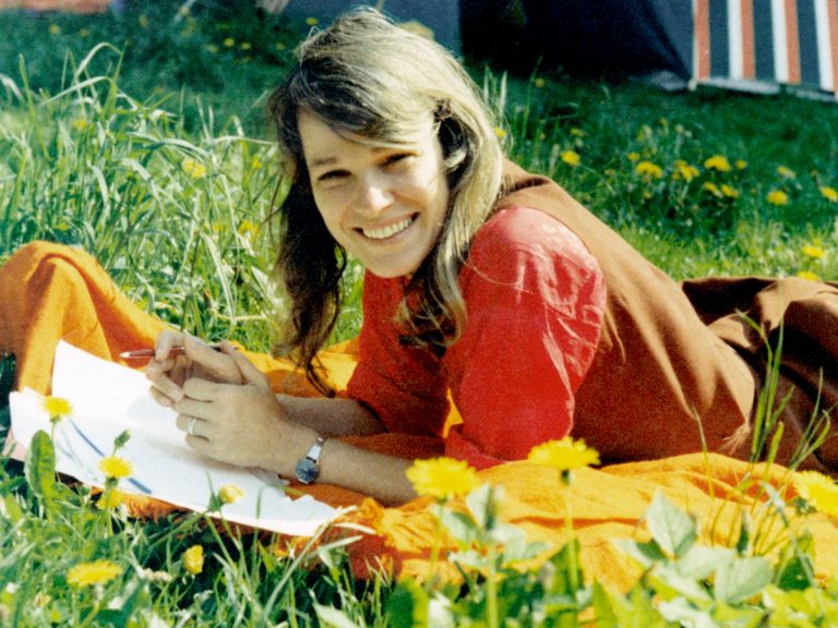 altes Farbfoto von Hannah in der Sonne auf einer Blumenwiese liegend