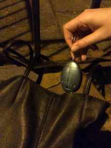 türkiser Taschenalarm wird aus einer schwarzen Handtasche gezogen, Bild für die #120db Kampagne