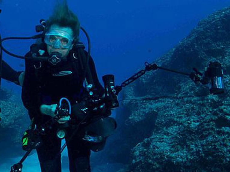 Unterwasser-Fotografie von Sylvia Earle im Tauchanzug vor einem Korallenriff