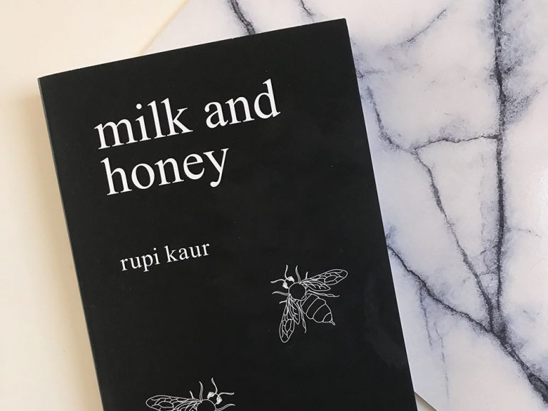 schwarzes Buch mit weißem Titel "milk and honey" von Rupi Kaur