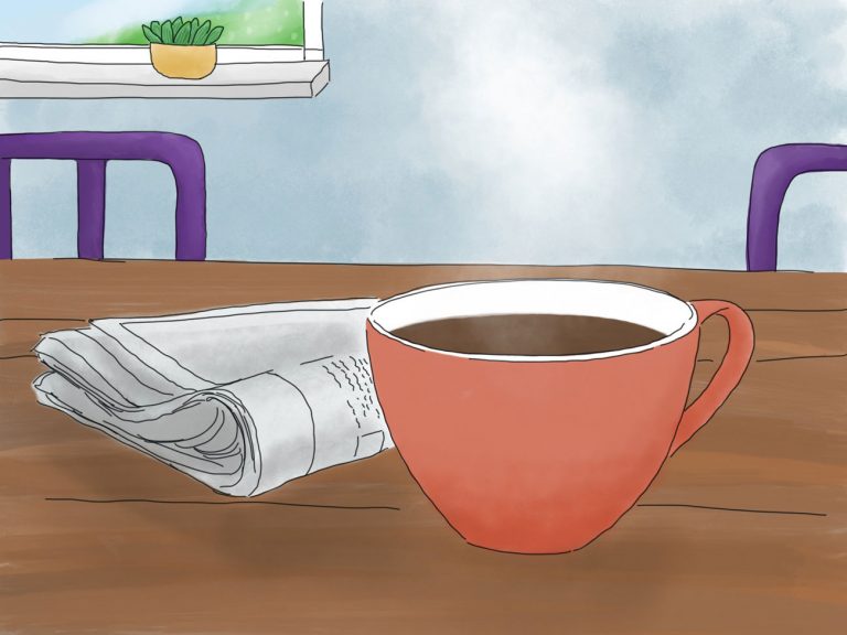Ein orangener Becher mit Kaffee steht auf einem Tisch. Daneben liegt eine Zeitung. Im Hintergrund sieht man zwei lila Stuhllehnen und einen Ausschnitt eines Fensters