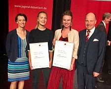 zwei junge Bremerinnen gewinnen "Jugend debattiert"
